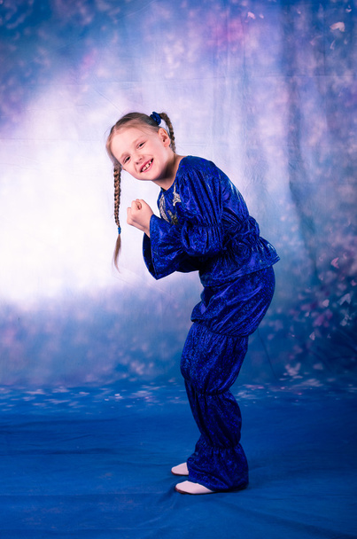 ブルーの衣装で踊る少女 - 写真・画像