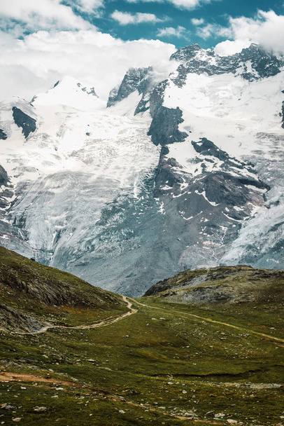 Útvonal a hegyek között. Zermatt, Svájci Alpokban. Kaland, túrázás Svájcban, Európában. A magány, a csend és a pihenés helye. Zöld fű és kövek. - Fotó, kép