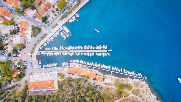 Take in the breathtaking view of Croatia's ports and marinas from above, showcasing luxurious yachts in a stunning drone photo. - Foto, Imagen