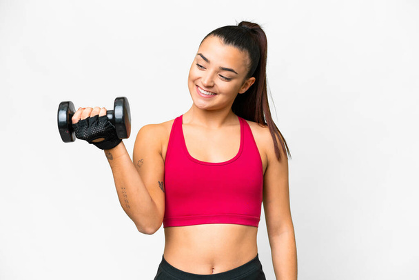 Junge Sportlerin macht Gewichtheben mit glücklichem Gesichtsausdruck - Foto, Bild