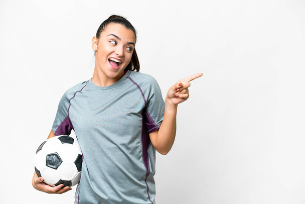 Mladý fotbalista žena přes izolované bílé pozadí ukazující prstem na stranu a prezentující produkt - Fotografie, Obrázek