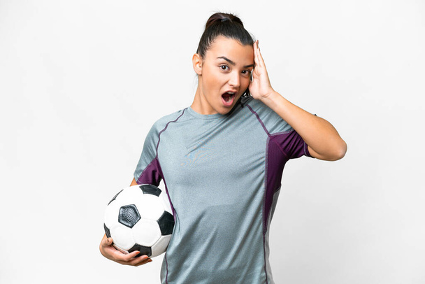 Jovem jogador de futebol Mulher sobre fundo branco isolado com expressão surpresa - Foto, Imagem