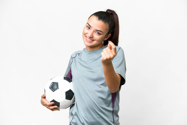Молодой футболист Женщина на изолированном белом фоне зарабатывает деньги жест - Фото, изображение