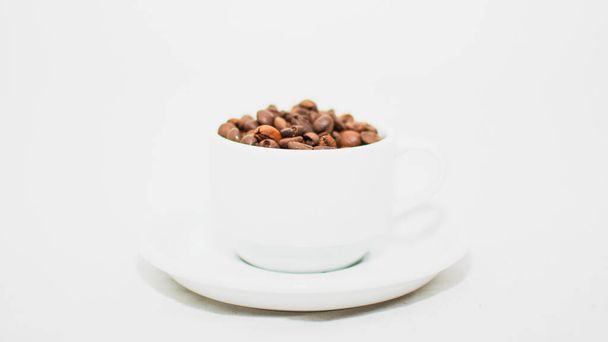 Чашка ароматного свежего натурального кофе в зернах - Фото, изображение
