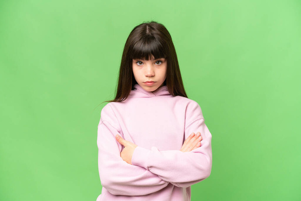 Μικρό κορίτσι πάνω από απομονωμένο πράσινο chroma κλειδί φόντο αίσθημα αναστάτωσης - Φωτογραφία, εικόνα