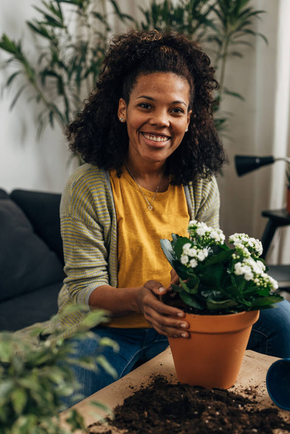 Smiling woman is proud of her houseplants - Foto, imagen