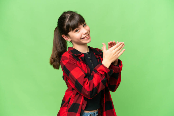 Malá dívka nad izolované zelené chroma klíč pozadí aplauding - Fotografie, Obrázek