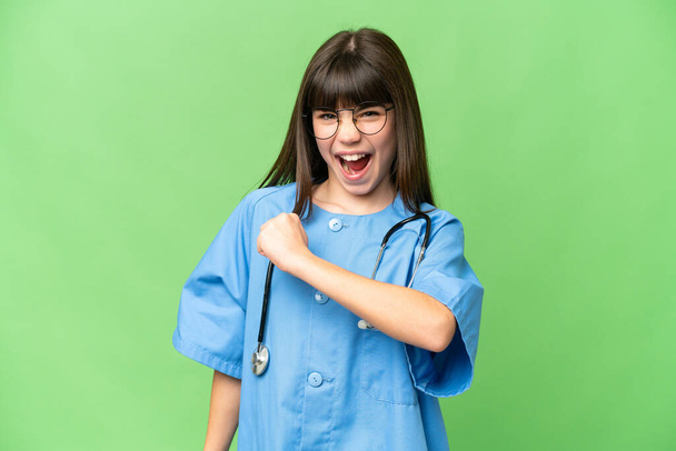Pieni tyttö kirurgina lääkäri yli eristetty chroma keskeinen tausta juhlii voittoa - Valokuva, kuva