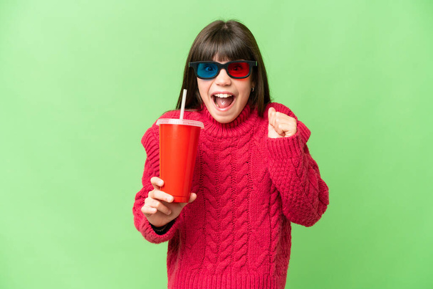 Bambina che tiene soda su sfondo chiave croma isolato celebrando una vittoria nella posizione del vincitore - Foto, immagini