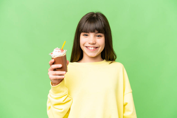 Dziewczynka z kremem czekoladowym na odizolowanym tle chroma key uśmiechając się dużo - Zdjęcie, obraz