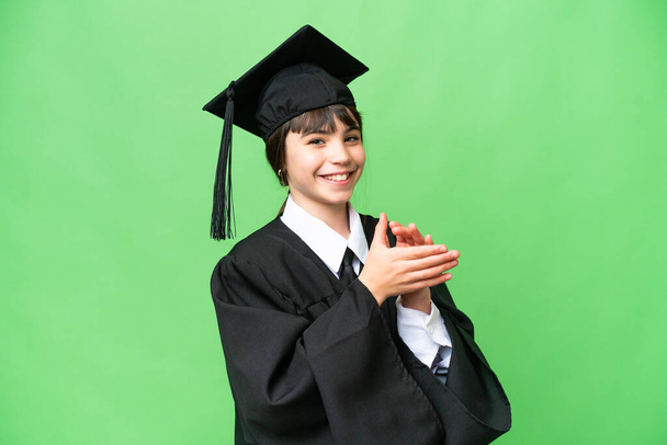 Маленька університетська дівчинка над ізольованим фоном аплодує після презентації на конференції
 - Фото, зображення