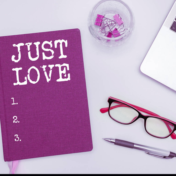 Tekst teken toont Just Love, Business idee is geïnteresseerd fysiek in iemand Een emotionele gehechtheid - Foto, afbeelding