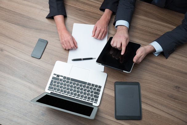 businesspeople using tablet - Φωτογραφία, εικόνα