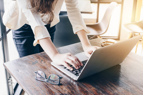 Zugeschnittene Ansicht einer Geschäftsfrau mit ihrem Laptop im Büro. - Foto, Bild