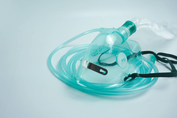 A máscara de oxigênio não reinalável (NRM) é o principal equipamento necessário na oxigenoterapia com NRM. Isolado em branco - Foto, Imagem