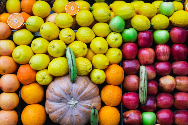 közeli üzlet ablak válogatott friss gyümölcsökkel: alma, narancs, kókusz, ananász az egészséges életmód érdekében - Fotó, kép