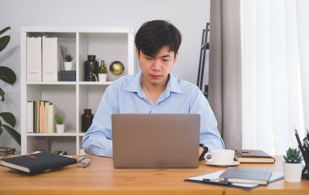 Ázsiai férfi szabadúszó dolgozik online számítógép tabletta otthon. - Fotó, kép
