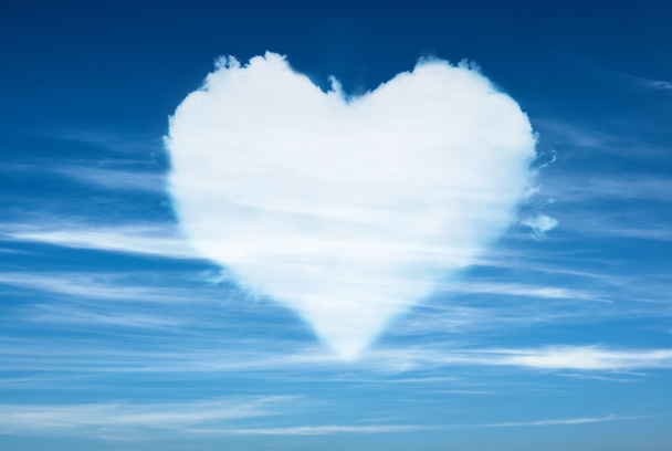 błękitne niebo chmury kształt serca - Zdjęcie, obraz