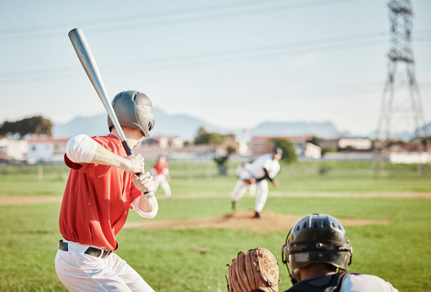 Baseball, bat ja homerun kanssa urheilija ulkona, pelaa kilpailukykyinen peli kesällä. Kunto, terveys ja liikunta urospuolisen urheilijan tai pelaajan kanssa urheilu- tai virkistyskentällä. - Valokuva, kuva