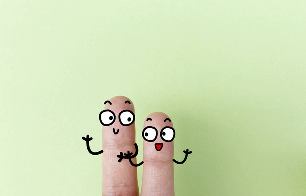 Kaksi sormea on sisustettu kaksi henkilöä. He ovat onnellisia.. - Valokuva, kuva