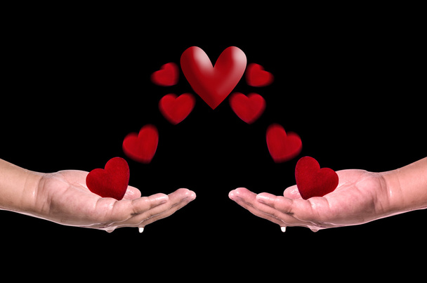Kırmızı kalpler eline siyah arka plan üzerine sinek. Aşk kavramı - Fotoğraf, Görsel