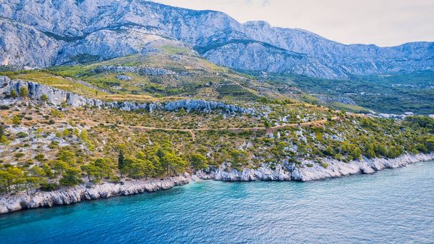 La belleza de la costa y la playa cerca de Brela, Baka Voda, Croacia ha sido capturada desde arriba. - Foto, imagen