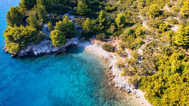 クロアチアのポドゴラ、イグレーン近郊の美しい海岸線とビーチは、空中の景色に捉えられました。. - 写真・画像