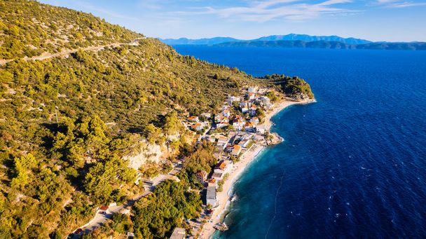 クロアチアのポドゴラ、イグレーン近郊の美しい海岸線とビーチは、空中の景色に捉えられました。. - 写真・画像