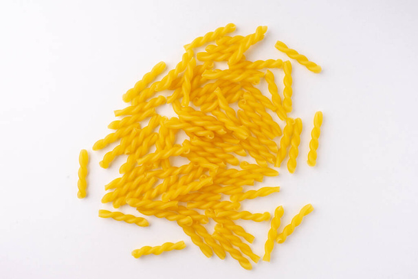 купа макаронних виробів Фузілі ізольовані на білому
 - Фото, зображення