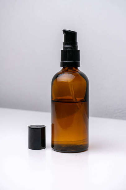 Bruine glazen cosmetische fles geïsoleerd - Foto, afbeelding