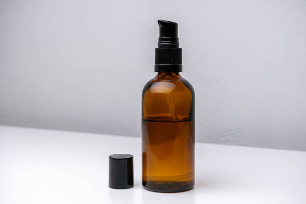 Hnědá skleněná kosmetická láhev izolované - Fotografie, Obrázek