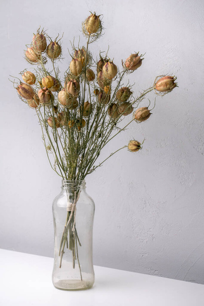 Kurumuş çiçek buketi gri renkte izole edilmiş. - Fotoğraf, Görsel