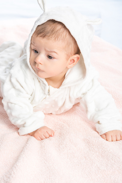Bebê na toalha
  - Foto, Imagem