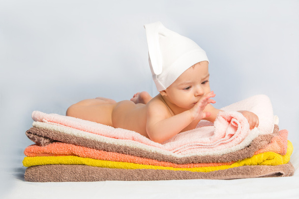 Bebé en toallas
 - Foto, imagen