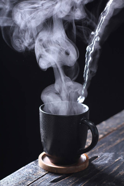 Čaj je aromatický nápoj připravený naléváním horké nebo vroucí vody na konzervované nebo čerstvé listy Camellia sinensis, věčně zeleného keře původem z východní Asie, který pravděpodobně pochází z pohraničí jihozápadní Číny a severní Myanmaru.  - Fotografie, Obrázek