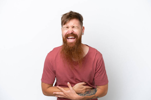 Roodharige man met lange baard geïsoleerd op witte achtergrond glimlachen veel - Foto, afbeelding