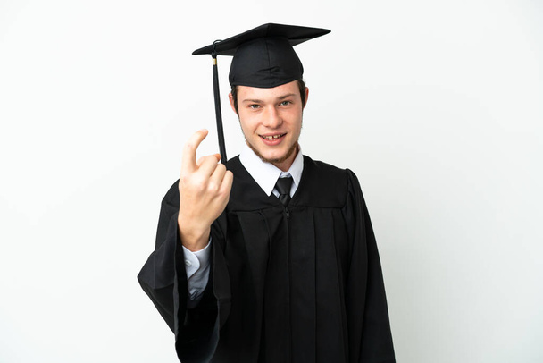 Молодий російський випускник, ізольований на білому фоні, робить жест. - Фото, зображення