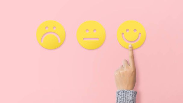 Cliente dando faccina faccina emoticon sorriso per la valutazione su sfondo rosa. Valutazione del servizio, feedback, concetto di soddisfazione - Foto, immagini