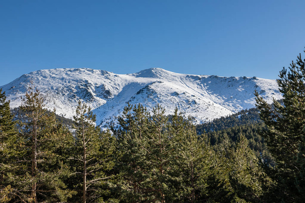Snowy mountains in the port of Cotos in Guadarrama, Madrid - Foto, afbeelding