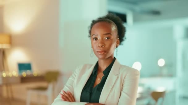Zwarte vrouw, zaken en leiderschap met armen gekruist 's nachts door het kantoor voor corporate management. Portret van een zelfverzekerde Afro-Amerikaanse vrouwelijke leider of manager die trots is op empowerment. - Video
