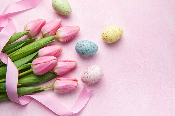 Happy easter holiday greeting card. Bouquet of pink tulips and Easter egg on pink background. Space for text - Foto, Imagem