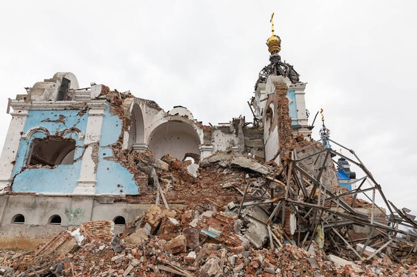 Savaş yaraları. Rusya 'nın Ukrayna' ya karşı yürüttüğü askeri harekatın kurbanı Bogorodichne Donetsk 'teki savaşın dehşeti yüzünden kilise harabeye dönmüş durumda..  - Fotoğraf, Görsel