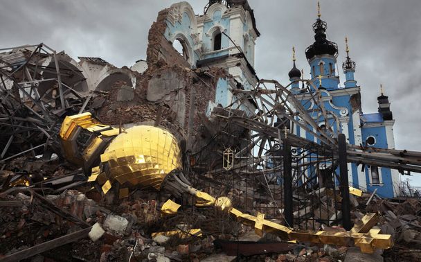 戦争の傷跡。暴力と侵略の悲劇的な余波は、教会がボゴドーチネドネツクでの戦争の恐怖から廃墟の中に立っているように。.  - 写真・画像