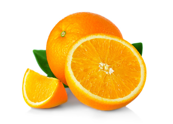 Спелые оранжевые фрукты с листьями и ломтиками изолированы на белом
 - Фото, изображение