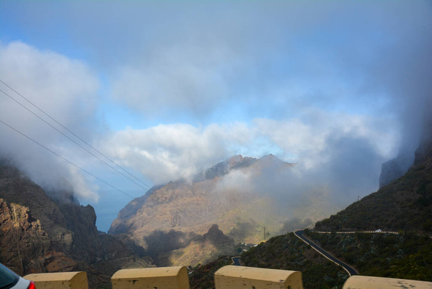 Дорожні повороти на перемикачі високо в горах Тено на острові Тенерифе (Іспанія). - Фото, зображення