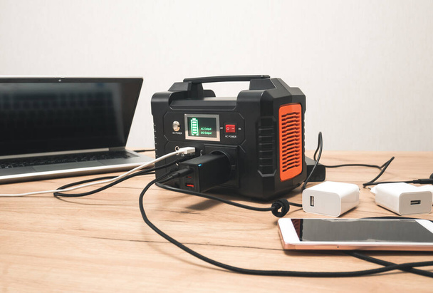 litium Portable Power Station lataa kannettavan tietokoneen älypuhelinta - Valokuva, kuva