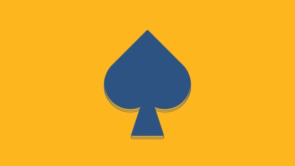 Blauwe speelkaart met schoppen symbool pictogram geïsoleerd op oranje achtergrond. Casino gokken. 4K Video motion grafische animatie. - Video