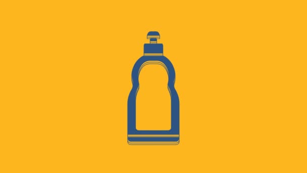 Blaue Plastikflasche für flüssiges Waschmittel, Bleichmittel, Spülmittel oder ein anderes Reinigungsmittel auf orangefarbenem Hintergrund. 4K Video Motion Grafik Animation. - Filmmaterial, Video