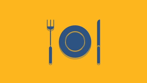 Placa azul, garfo e faca ícone isolado no fundo laranja. Símbolo de talheres. Sinal do restaurante. Animação gráfica em movimento de vídeo 4K. - Filmagem, Vídeo