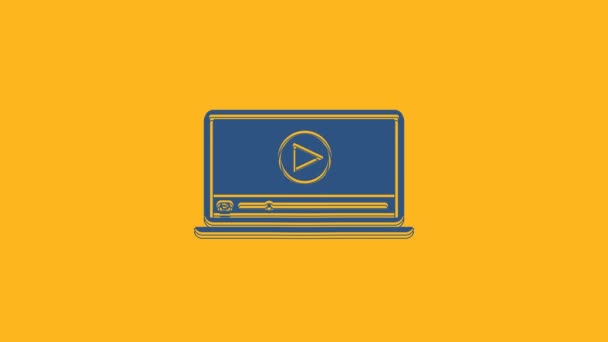 Blue Online play video icoon geïsoleerd op oranje achtergrond. Laptop en filmstrip met speelbord. 4K Video motion grafische animatie. - Video